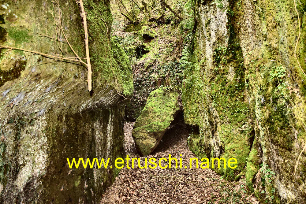 Ingresso alla via Cava Buia