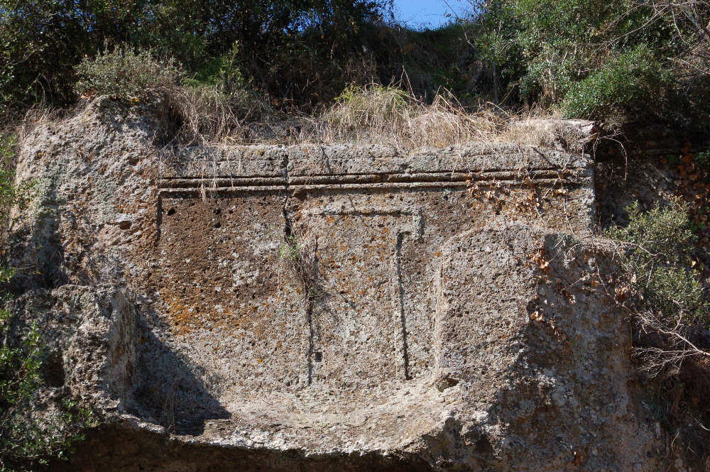 Castel d'Asso tomba a dado con vano chiuso di sottofaccia
