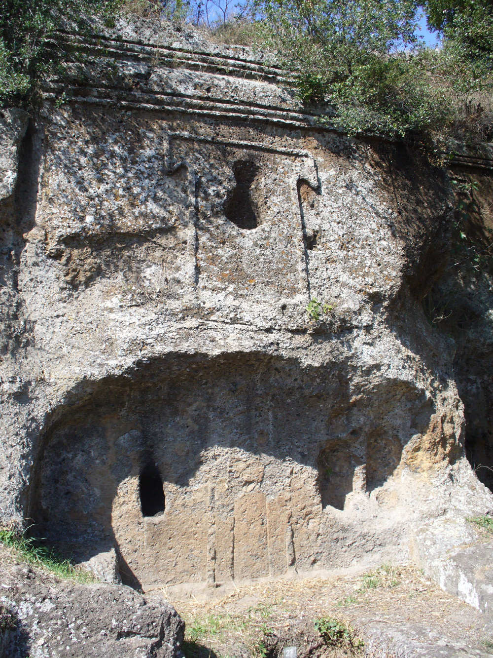 Castel d'Asso tomba a dado con vano chiuso di sottofaccia