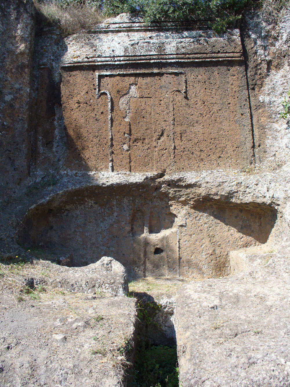 Castel d'Asso tomba a dado con vano chiuso di sottofaccia