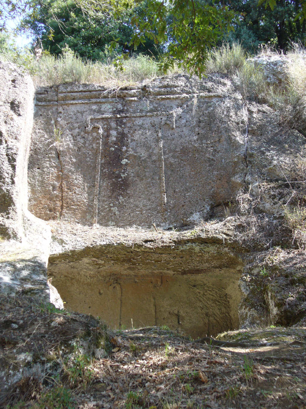 Castel d'Asso tomba a dado con vano chiuso di sottofaccia