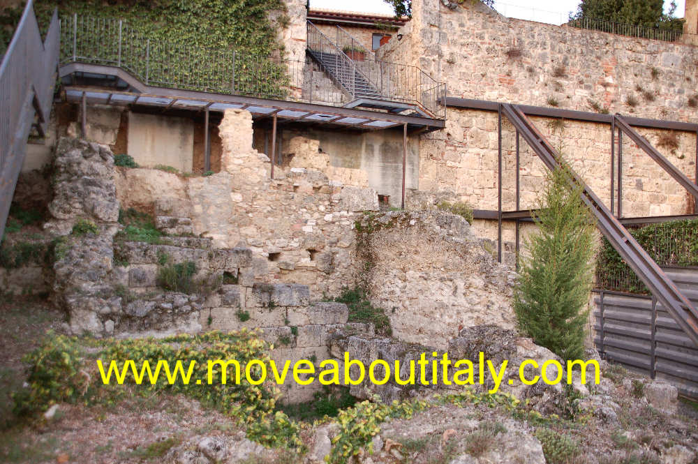 Chiusi tratto di mura Etrusche all'ingresso del Labirinto di Porsenna