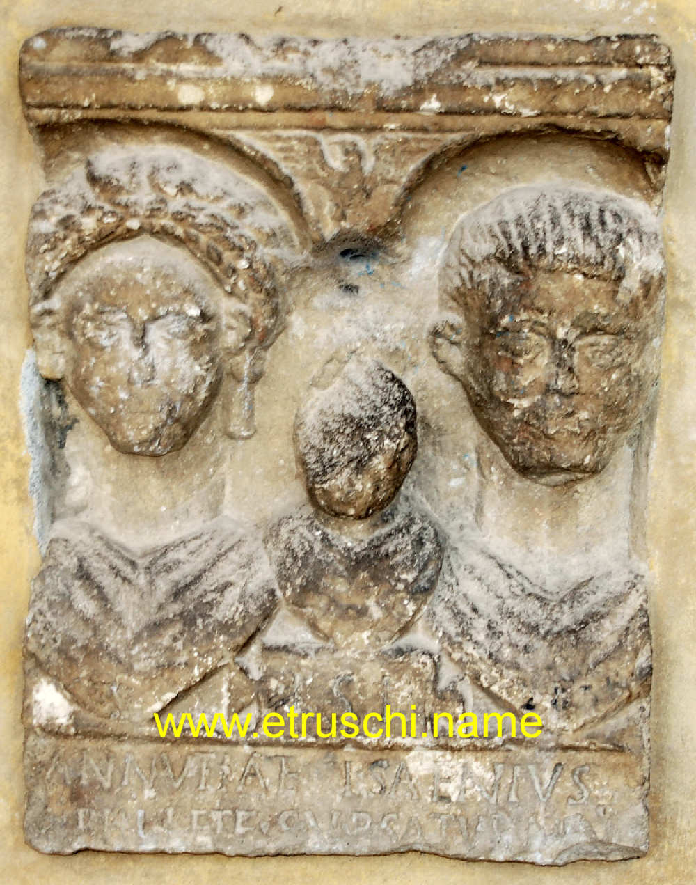 Chiusi il portico del palazzo Vescovile con le lapidi romane