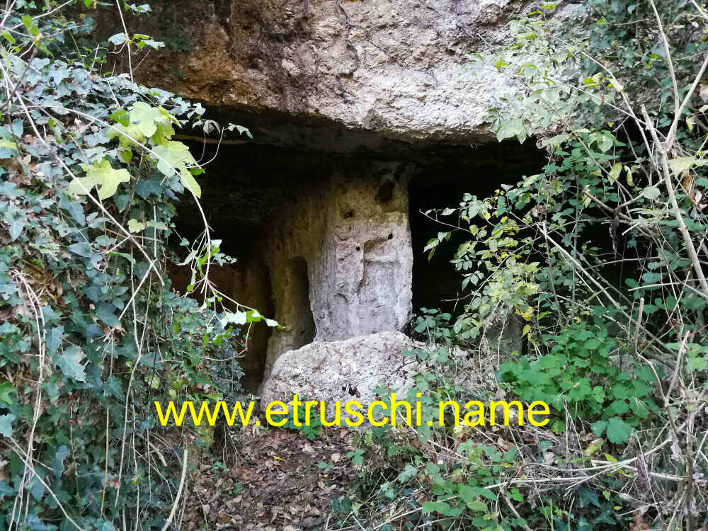 l'ingresso alle grotte con le nicchie