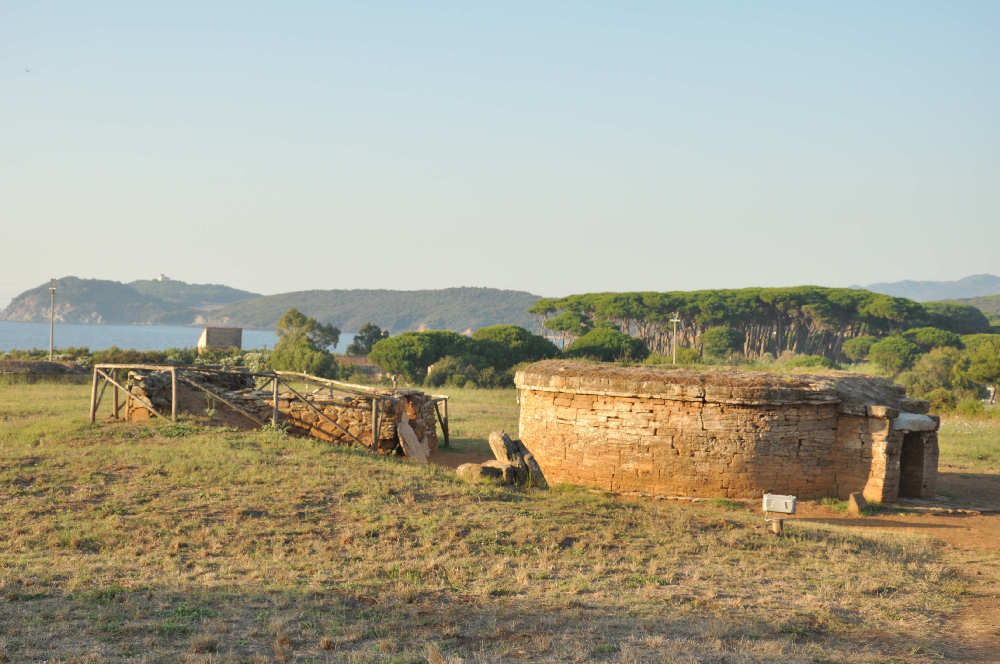 Necropoli San Cerbone la Tomba delle Pissidi cilindriche