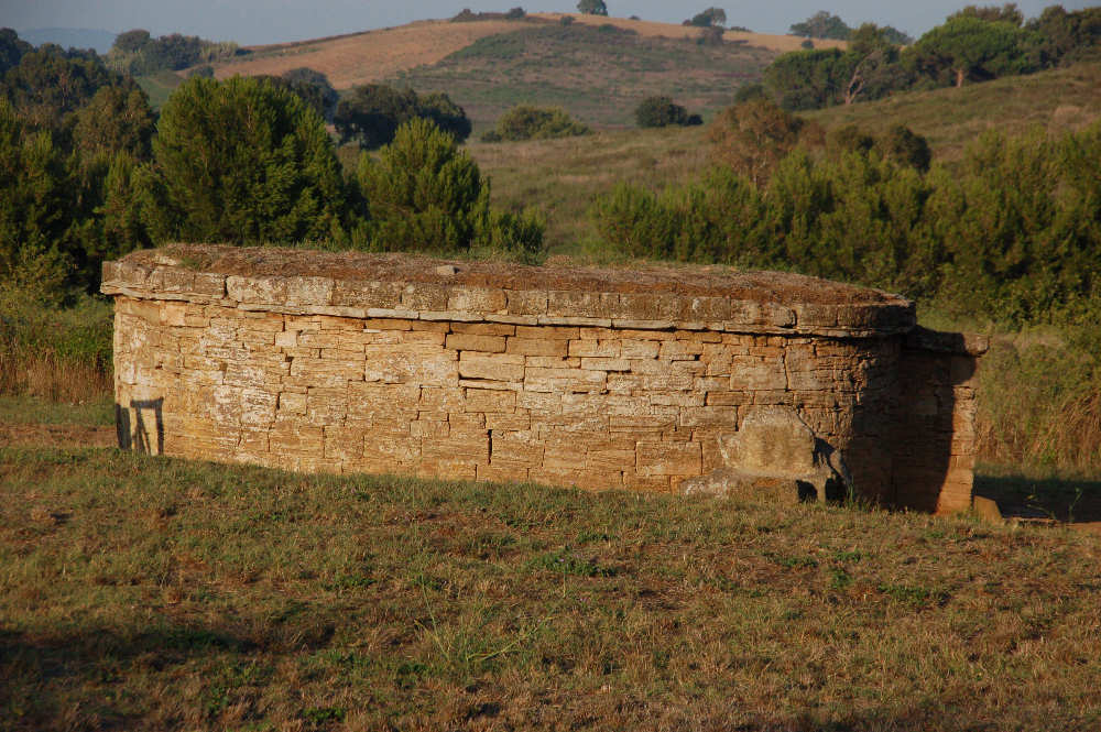 Necropoli San Cerbone la Tomba delle Pissidi cilindriche