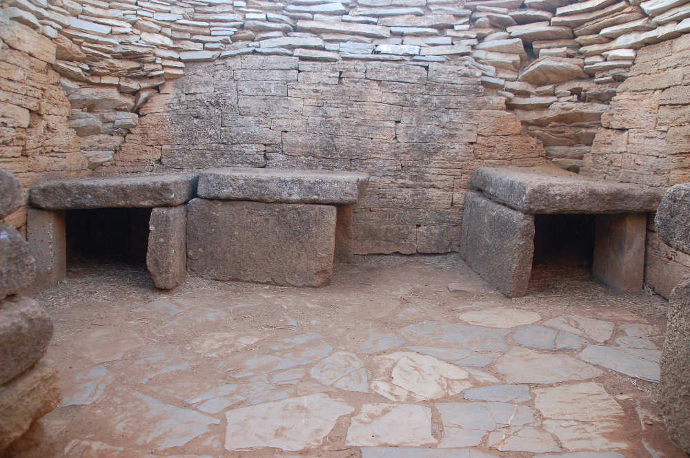 Necropoli San Cerbone la Tomba delle Pissidi cilindriche
