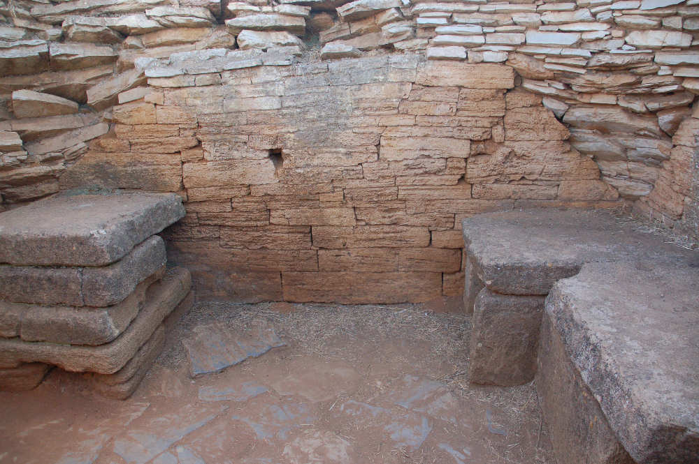 Necropoli San Cerbone la Tomba delle Pissidi cilindriche