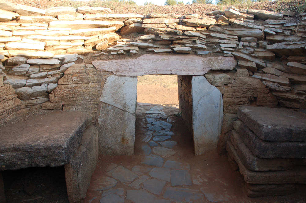 Necropoli San Cerbone la Tomba delle Pissidi cilindriche