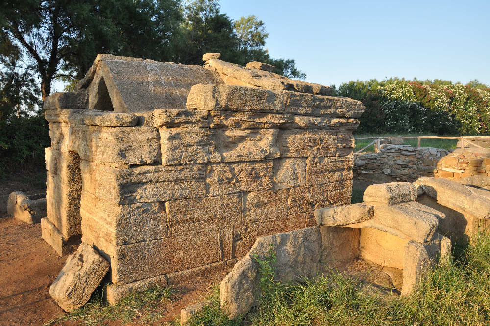 La Tomba del bronzetto offerente