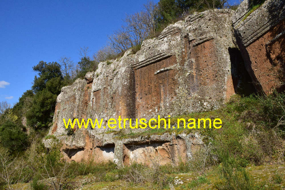 Tomba a dado con strutture addossate e portico