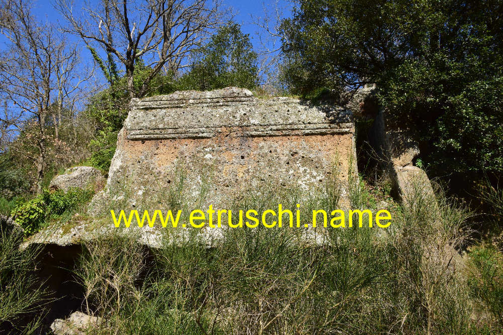 Tomba a dado con strutture addossate e portico