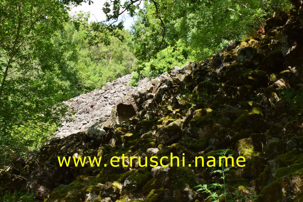 Le mura difensive di Rofalco
